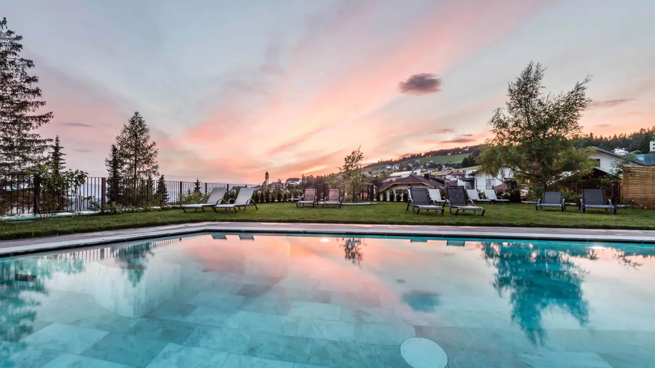 Wellness & Vital-Hotel Erica in Bozen – Außenpool mit Abendhimmel und Bergblick | Wellnesshotel Südtirol