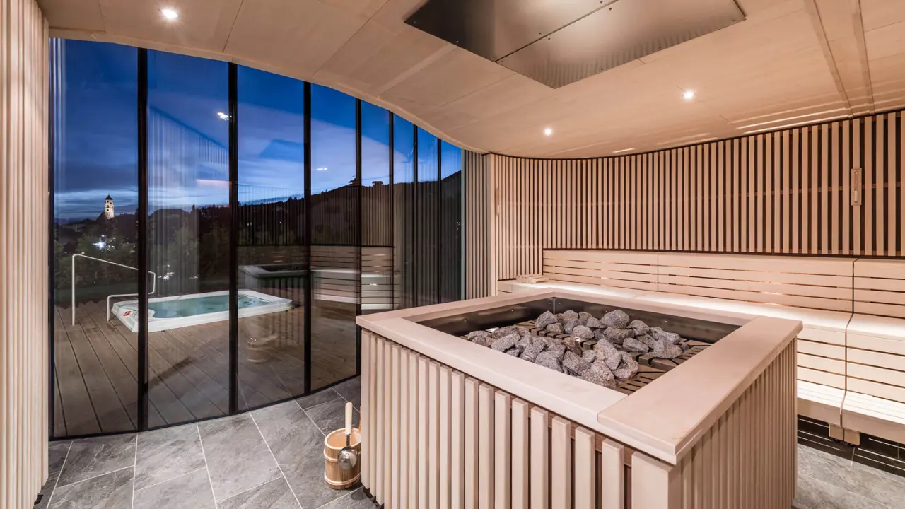 Wellness & Vital-Hotel Erica in Bozen – Moderne Panorama-Sauna mit Blick auf Außen-Whirlpools | Wellnesshotel Südtirol