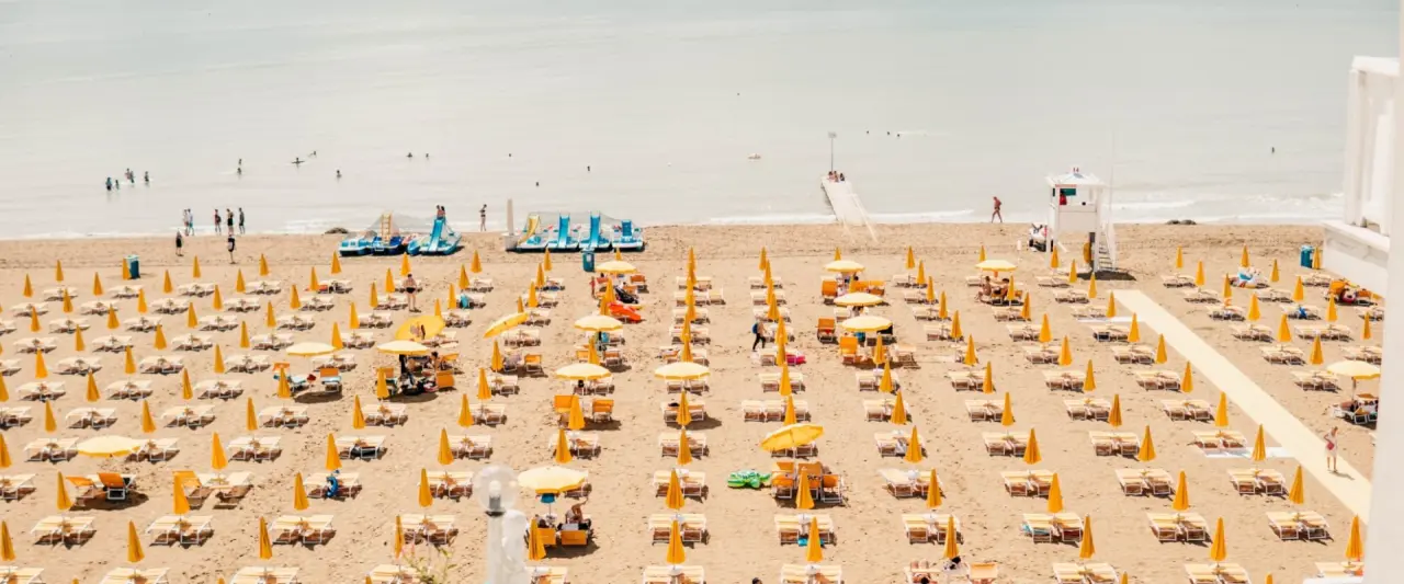 Hotel & Residence Villa Sorriso in Jesolo – Weitläufiger Strand mit gelben Sonnenschirmen | Wellnesshotel Adria