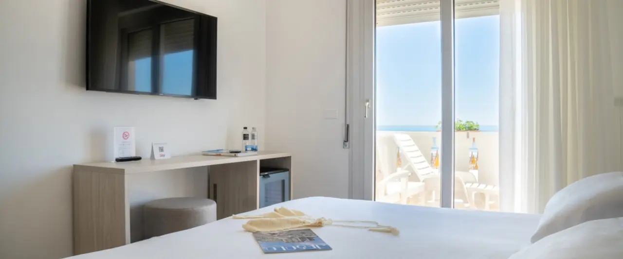 Hotel & Residence Villa Sorriso in Jesolo – Weitläufiger Strand mit gelben Sonnenschirmen | Wellnesshotel Adria