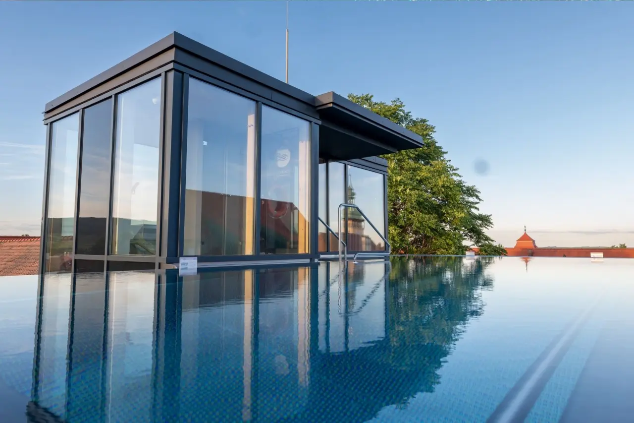 Hotel Althof Retz in Retz – Rooftop-Infinitypool mit Glas-Sauna und Weitblick | Wellnesshotel Weinviertel