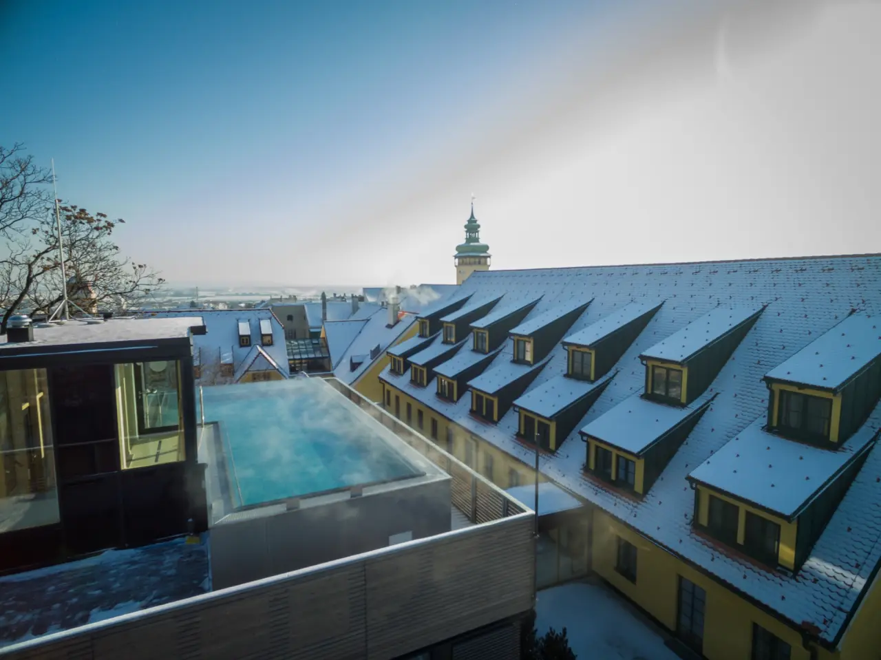 Hotel Althof Retz in Retz – Beheizter Rooftop-Pool im Winter mit Dampf und Schnee | Wellnesshotel Weinviertel