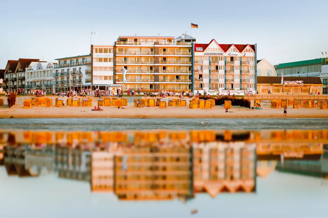 Strandhotel Duhnen in Cuxhaven – Hotelgebäude am Strand mit Wasserspiegelung | Wellnesshotel Nordsee