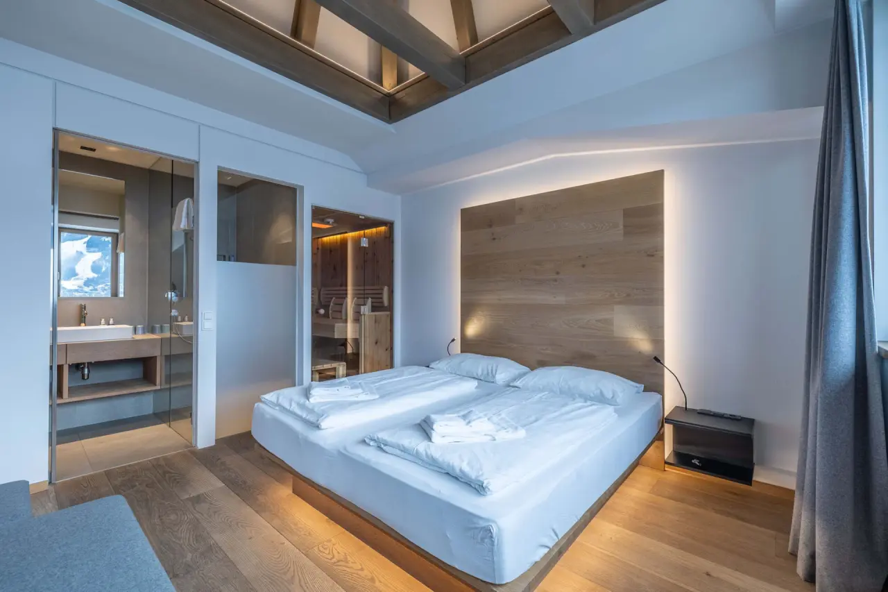 Seehotel Bellevue in Zell am See – Luxuriöses Zimmer mit privater Sauna und modernem Bad | Wellnesshotel Salzburger Land