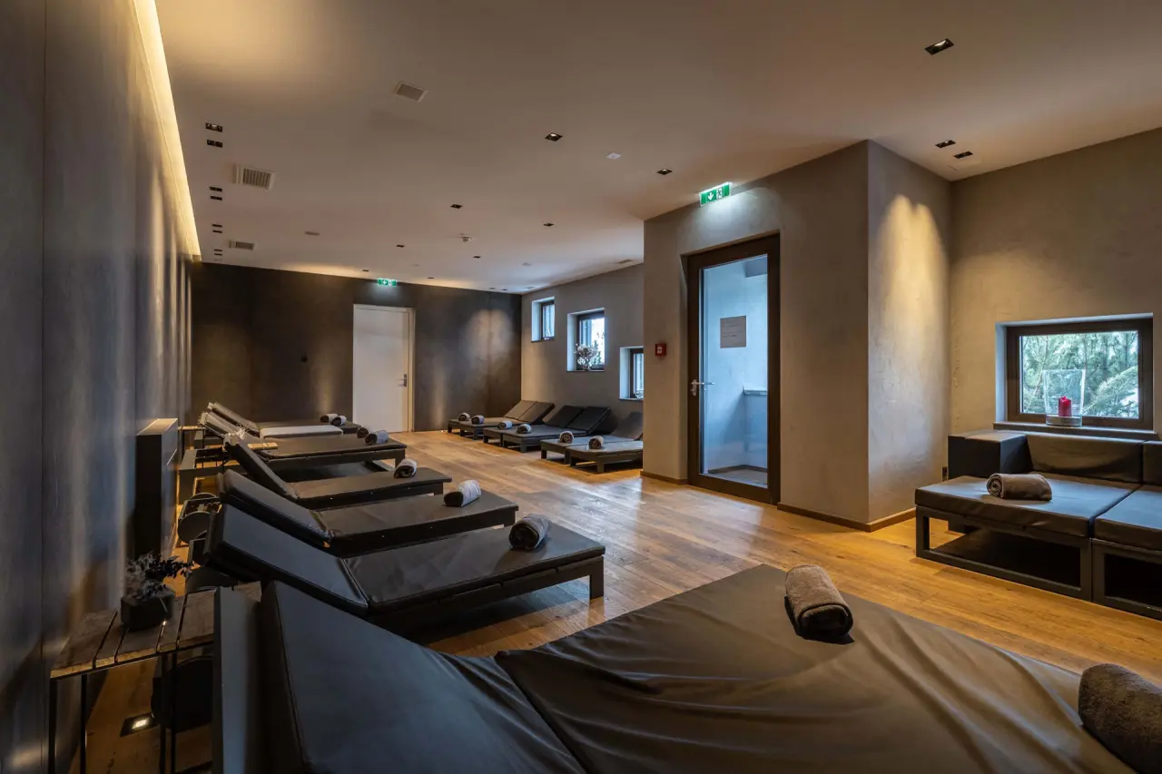 Seehotel Bellevue in Zell am See – Entspannungsbereich mit bequemen Liegen im Wellnessbereich | Wellnesshotel Salzburger Land
