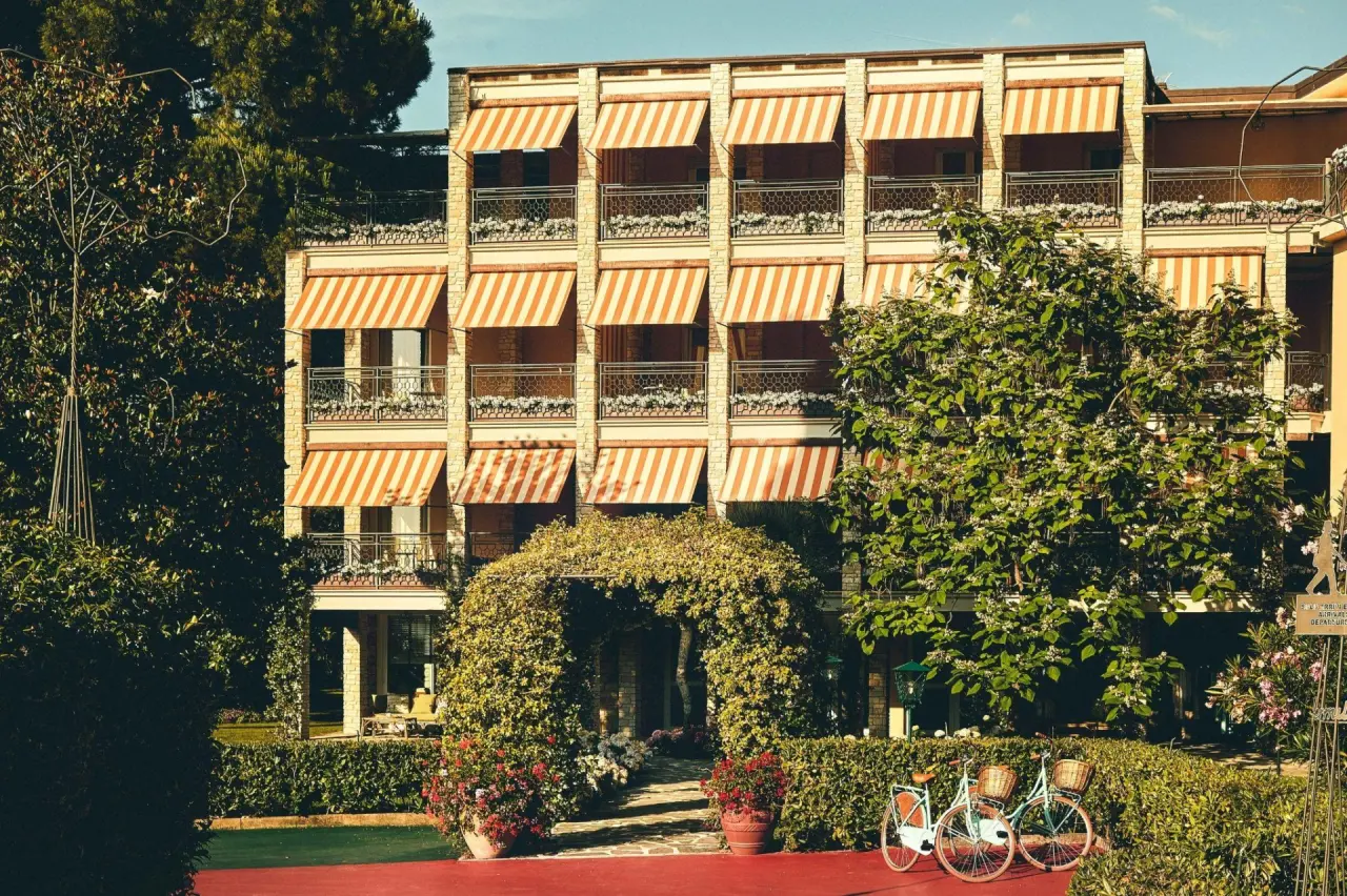 Hermitage Hotel & Resort in Forte dei Marmi – Charmante Hotelfassade mit Markisen und Garten | Wellnesshotel Toskana