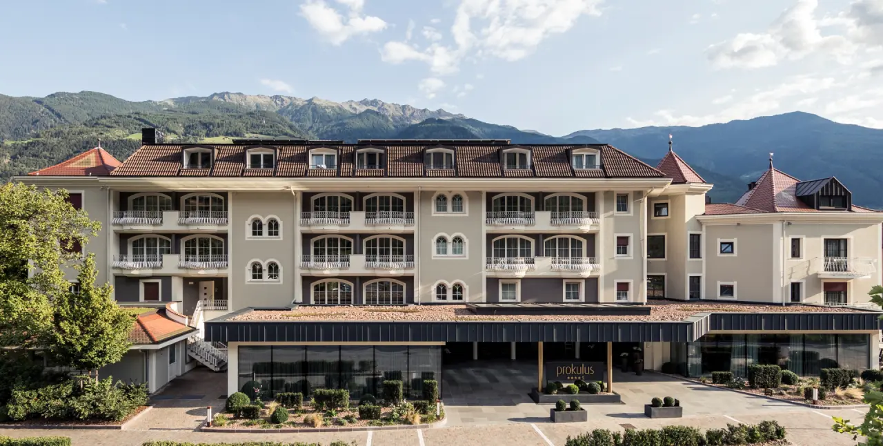 Hotel Prokulus in Naturns – Außenansicht des Hotels mit Bergpanorama | Wellnesshotel Südtirol