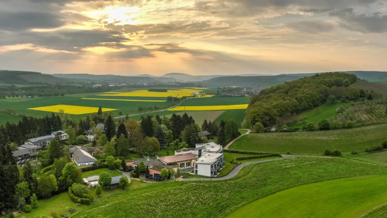 Menschels Vitalresort in Meddersheim – Panorama-Luftaufnahme des Resorts in grüner Landschaft | Wellnesshotel Naheland
