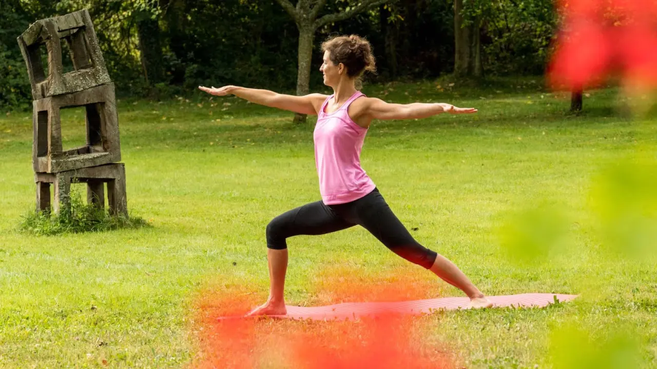 Menschels Vitalresort in Meddersheim – Frau beim Yoga im grünen Garten | Wellnesshotel Rheinland-Pfalz