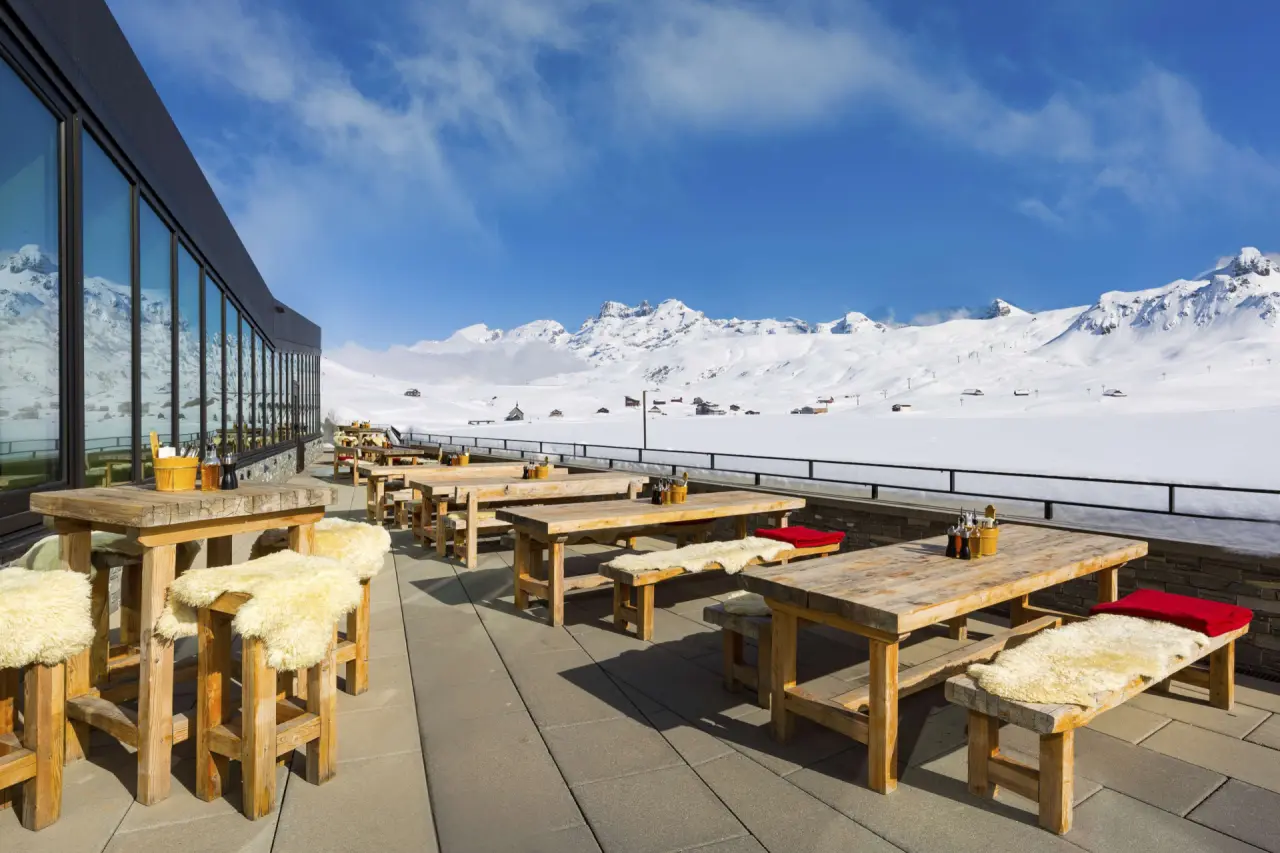 Frutt Mountain Resort in Kerns – Winterterrasse mit Schneebergen und See | Wellnesshotel Zentralschweiz