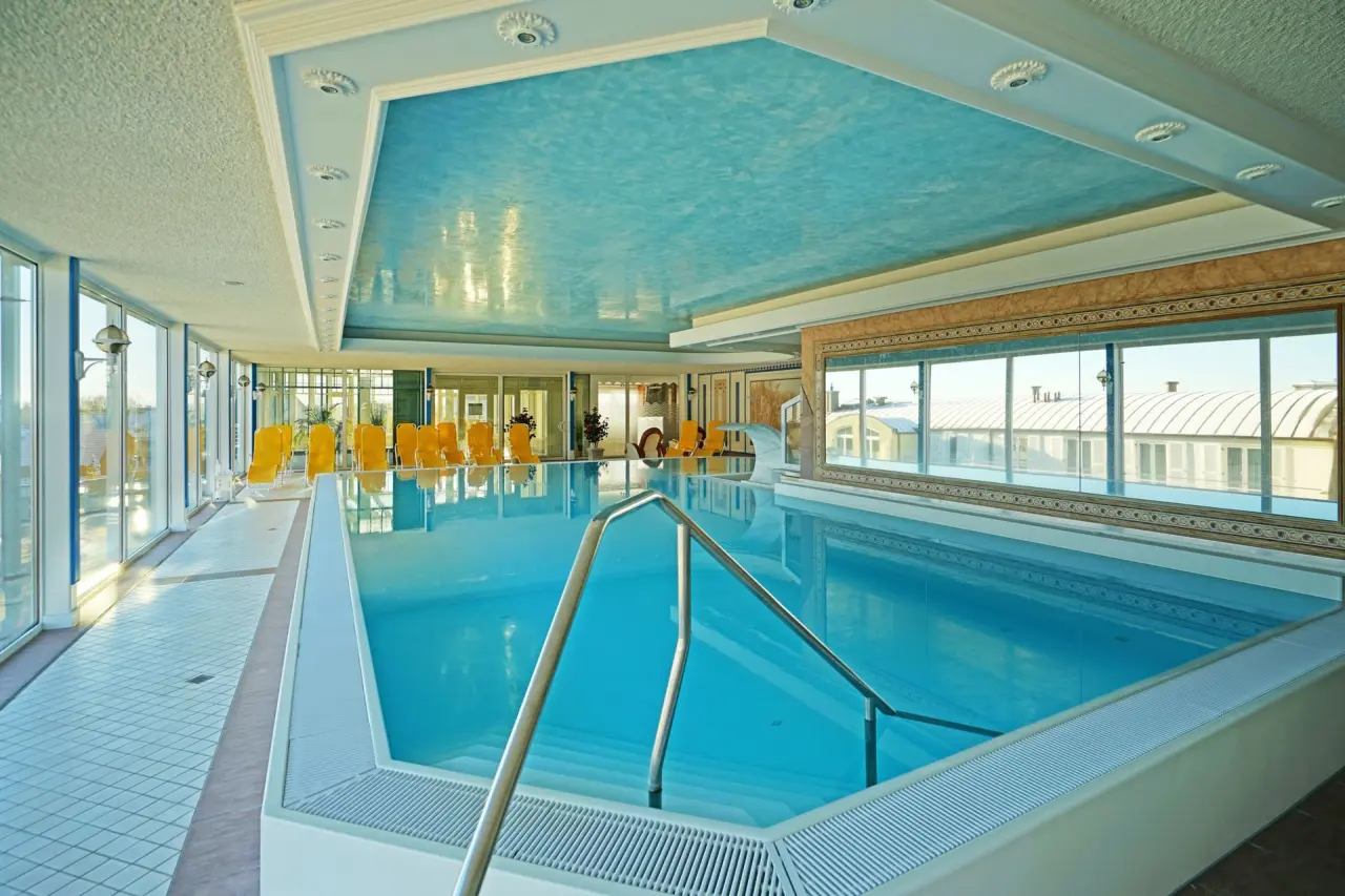 Hotel Strandperle in Cuxhaven – Großzügiger Innenpool mit Tageslicht und Meerblick | Wellnesshotel Nordsee