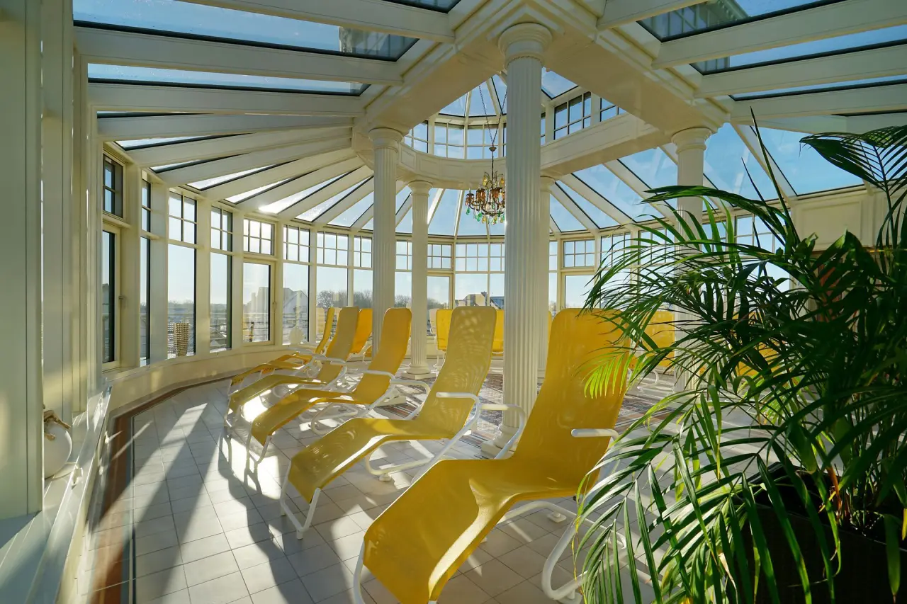 Hotel Strandperle in Cuxhaven – Heller Ruheraum mit Liegen und Glasdach | Wellnesshotel Nordsee