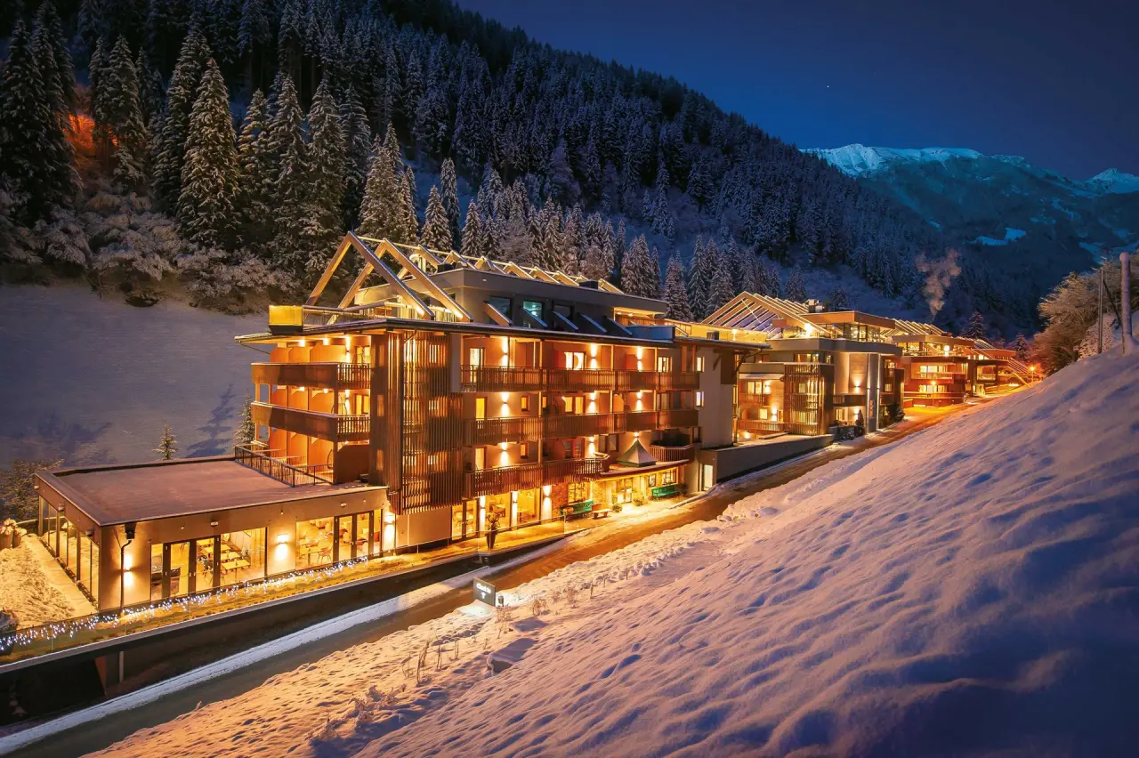 ZillergrundRock Luxury Mountain Resort in Mayrhofen – Hotel-Außenansicht im verschneiten Winter | Wellnesshotel Zillertal