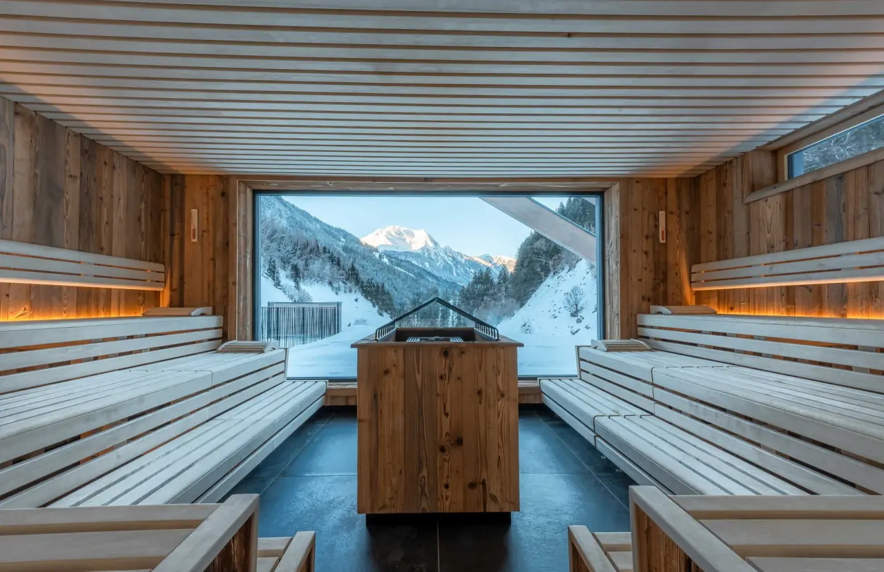 ZillergrundRock Luxury Mountain Resort in Mayrhofen – Panorama-Sauna mit Bergblick im Zillertal | Wellnesshotel Zillertal