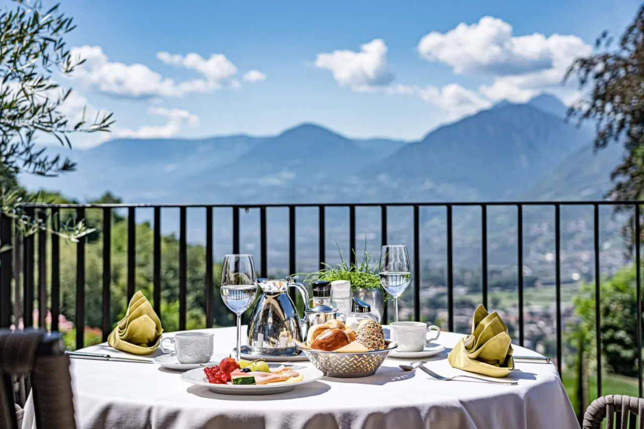 Breakfast Hotel Traubenheim in Meran – Frühstück auf der Terrasse mit Bergblick | Wellnesshotel Südtirol