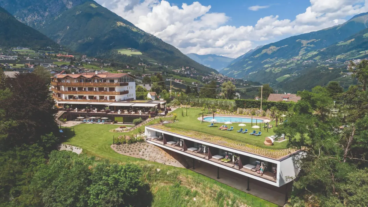 Breakfast Hotel Traubenheim in Dorf Tirol – Außenansicht mit Pool und Bergpanorama | Wellnesshotel Südtirol