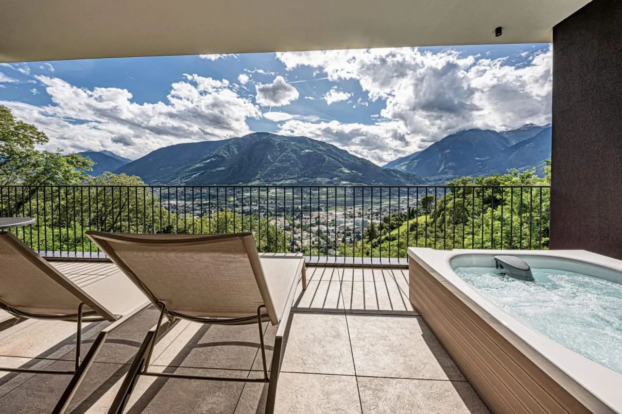 Breakfast Hotel Traubenheim in Meran – Balkon mit Whirlpool und Panoramablick | Wellnesshotel Südtirol