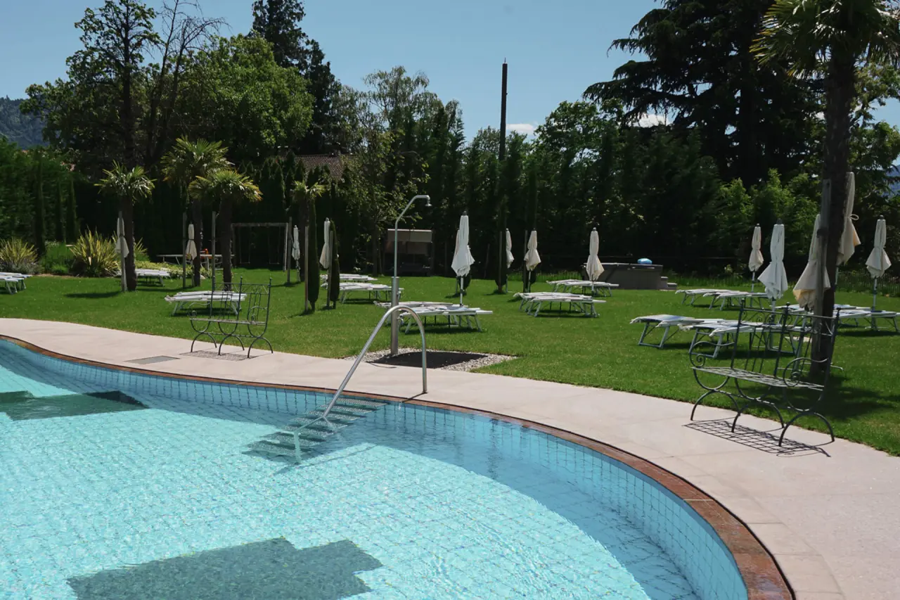 Breakfast Hotel Traubenheim in Dorf Tirol – Außenpool mit Liegewiese und Palmen | Wellnesshotel Südtirol