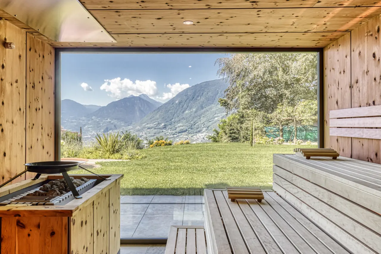 Breakfast Hotel Traubenheim in Dorf Tirol – Panorama-Sauna mit Blick ins Tal | Wellnesshotel Südtirol