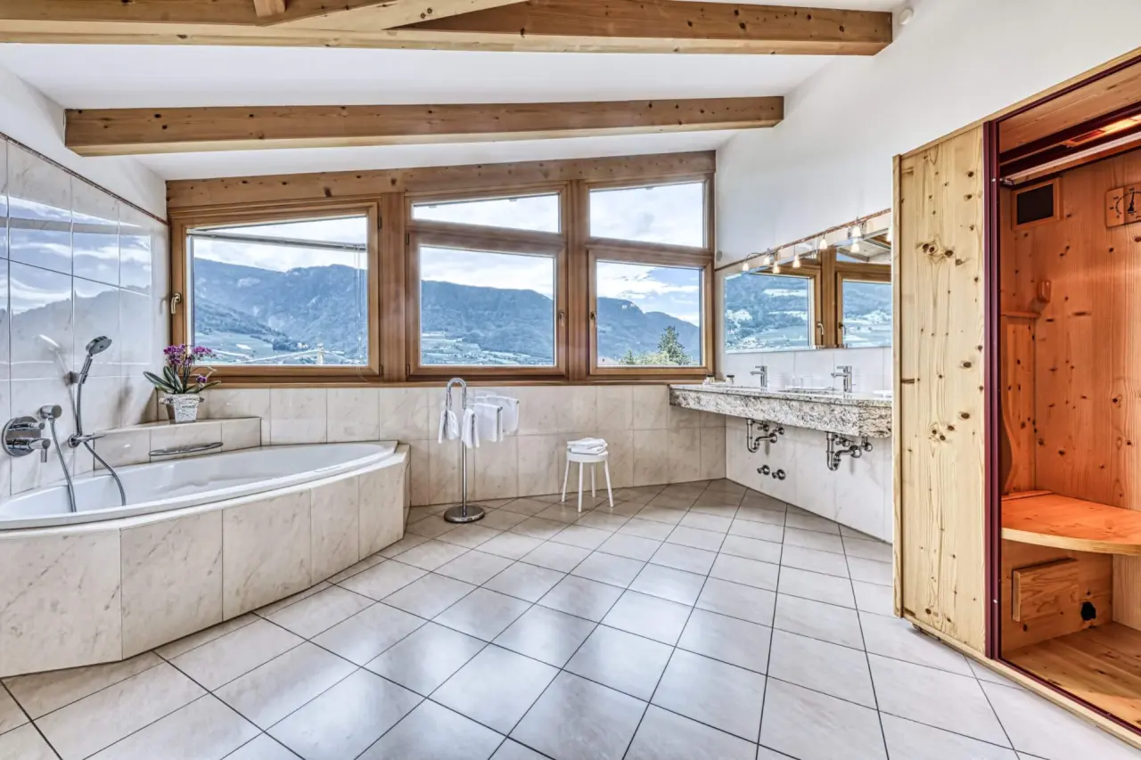 Breakfast Hotel Traubenheim in Dorf Tirol – Wellnessbad mit Whirlwanne und Sauna | Wellnesshotel Meraner Land