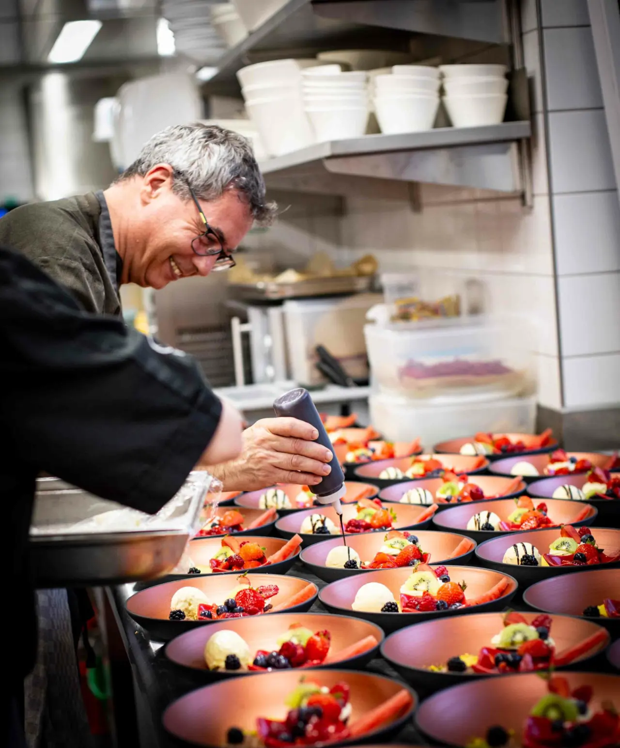 Hotel Waldsägmühle in Pfalzgrafenweiler-Kälberbronn – Küchenchef beim Anrichten von Desserts | Wellnesshotel Schwarzwald