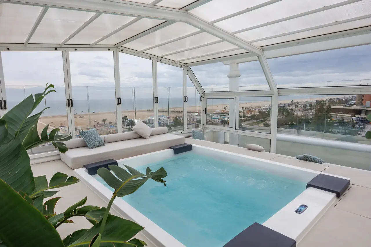 Hotel De Londres in Rimini – Überdachter Poolbereich mit Panoramablick auf das Meer | Wellnesshotel Emilia-Romagna