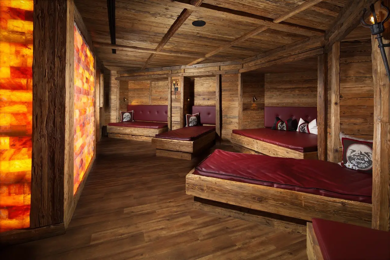 Alm- & Wellnesshotel Alpenhof in Schönau am Königssee – Entspannungsraum mit Salzwand und Holzdesign | Wellnesshotel Berchtesgadener Land