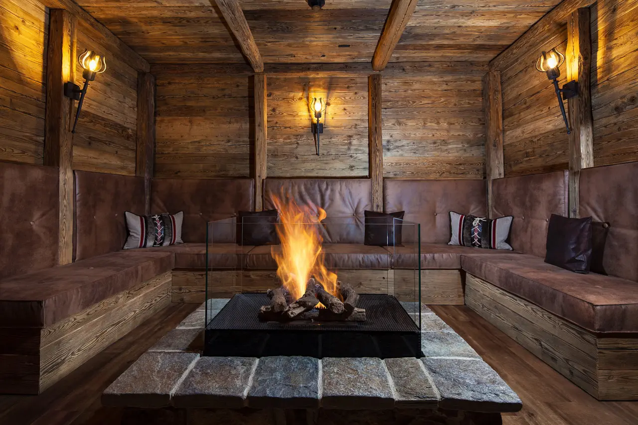 Alm- & Wellnesshotel Alpenhof in Schönau am Königssee – Gemütlicher Ruhebereich mit Kamin | Wellnesshotel Berchtesgadener Land