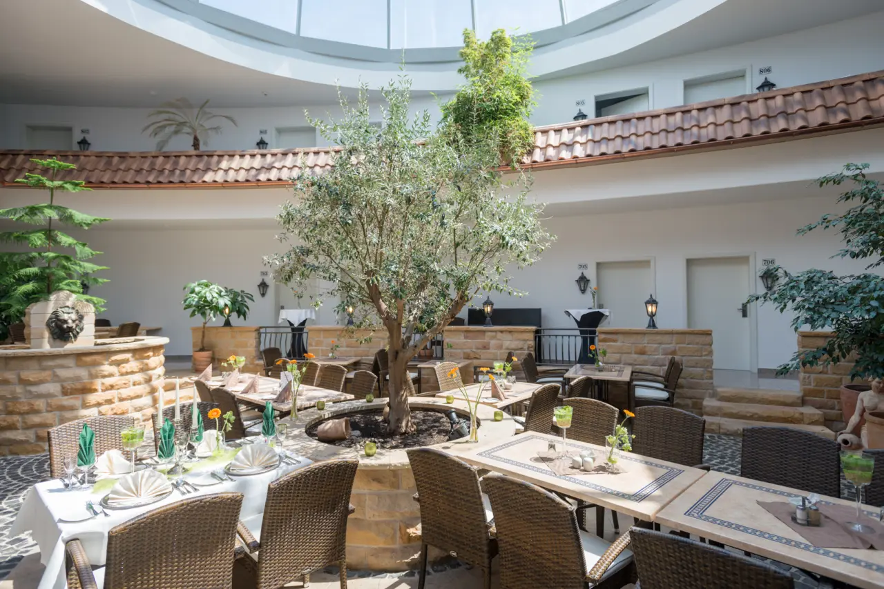 Wildpark Hotel in Bad Marienberg – Helles Restaurant-Atrium mit Olivenbaum | Wellnesshotel Westerwald