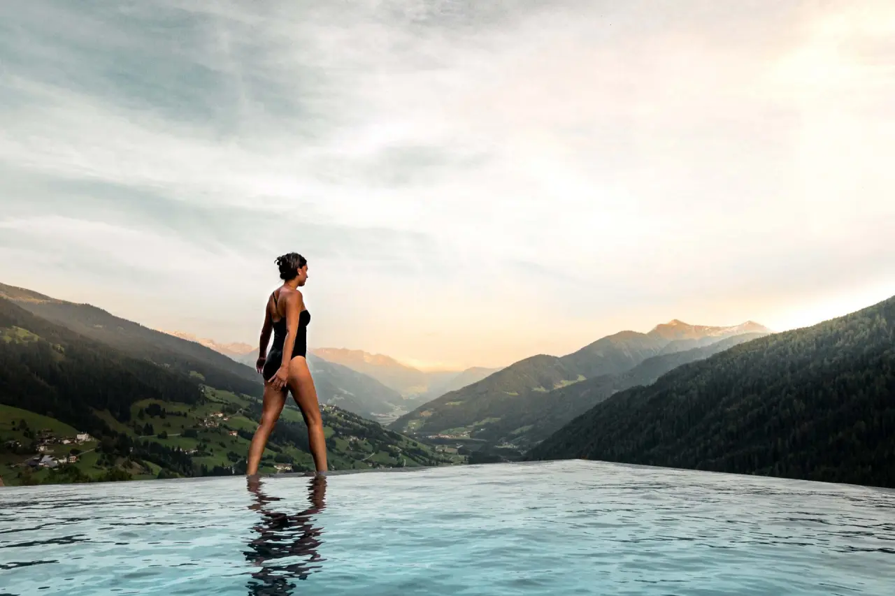 Erlebnisort Gassenhof in Ridnaun / Racines – Infinity-Pool mit Panoramablick auf die Berge | Wellnesshotel Südtirol