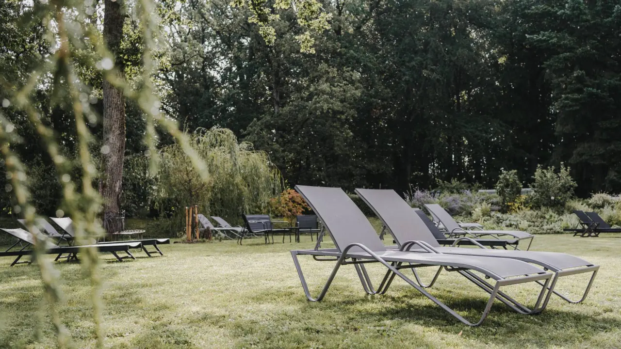 Buchnas Landhotel Saarschleife in Mettlach-Orscholz – Entspannende Liegewiese im Grünen | Wellnesshotel Saarland