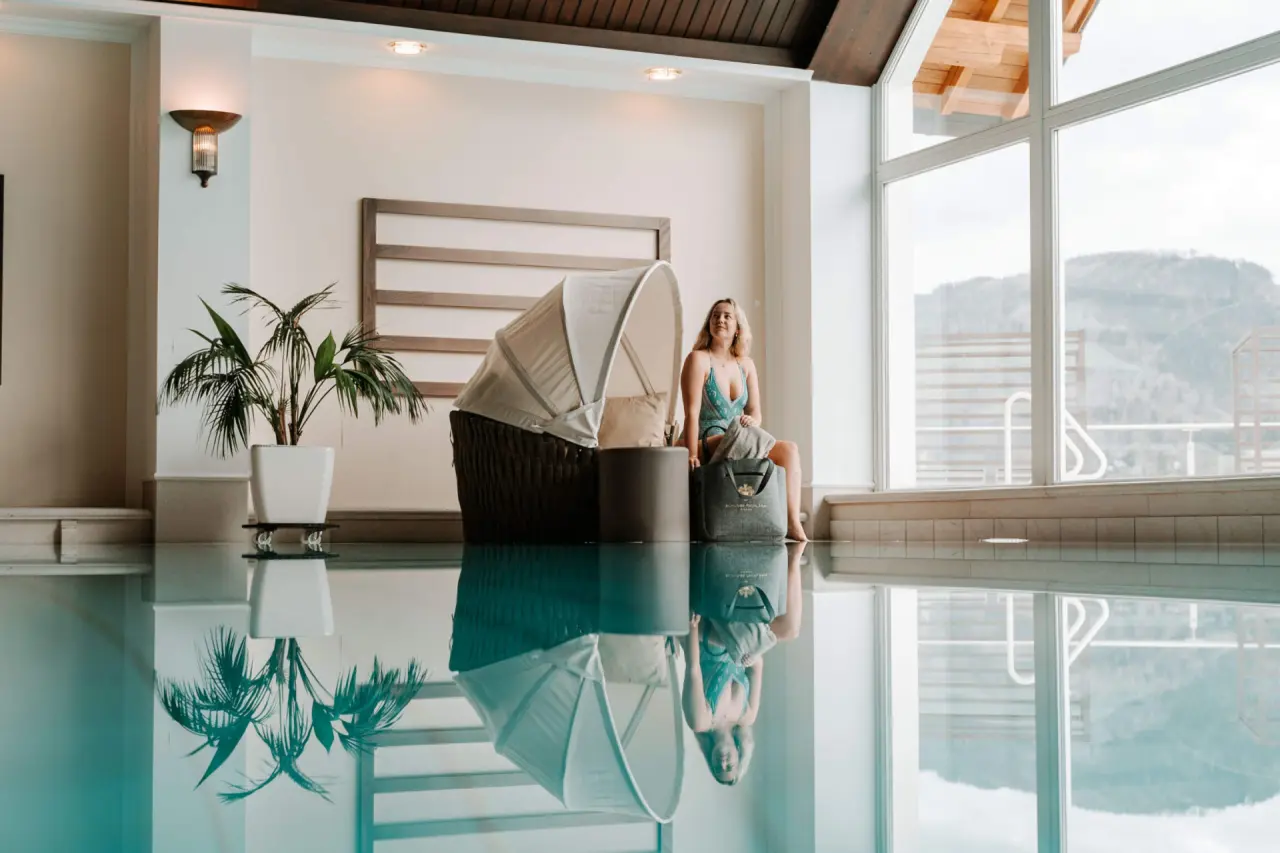 IMLAUER Hotel Schloss Pichlarn in Aigen im Ennstal – Entspannender Innenpool mit Bergblick | Wellnesshotel Steiermark