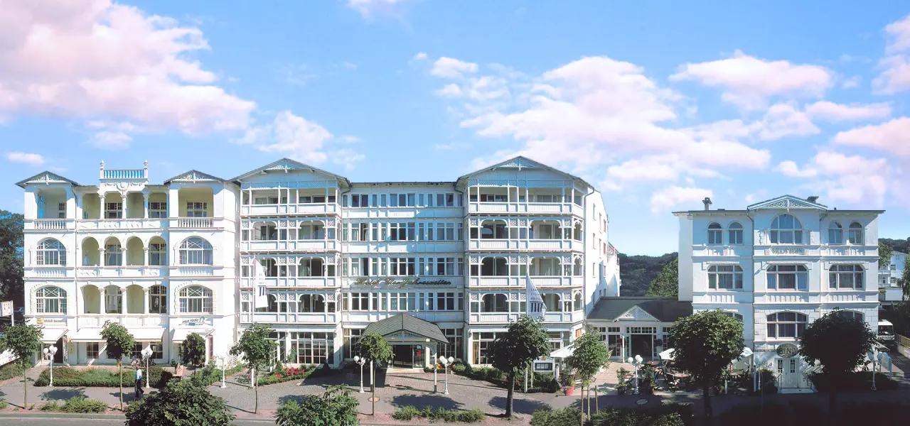 Hotel Vier Jahreszeiten Binz in Ostseebad Binz – Elegante Außenansicht des Hotels | Wellnesshotel Ostsee