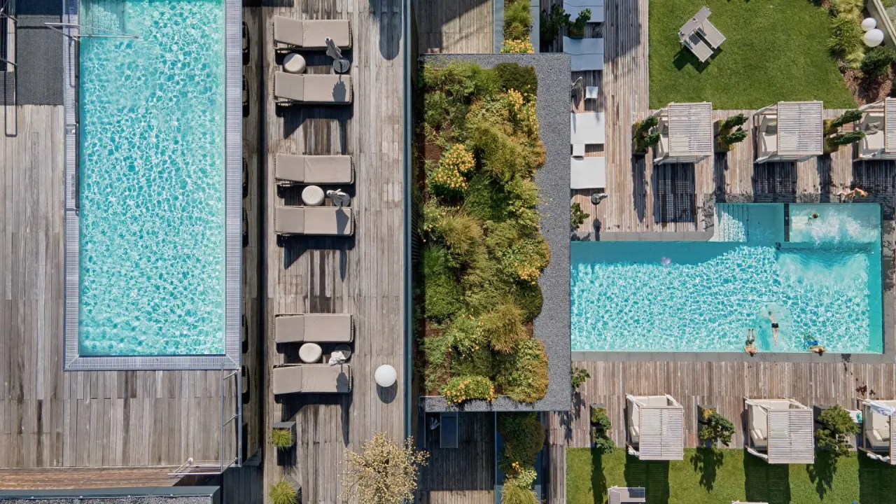 AMONTI & LUNARIS Wellnessresort in Steinhaus – Dachterrasse mit zwei Pools und Liegebereichen | Wellnesshotel Südtirol