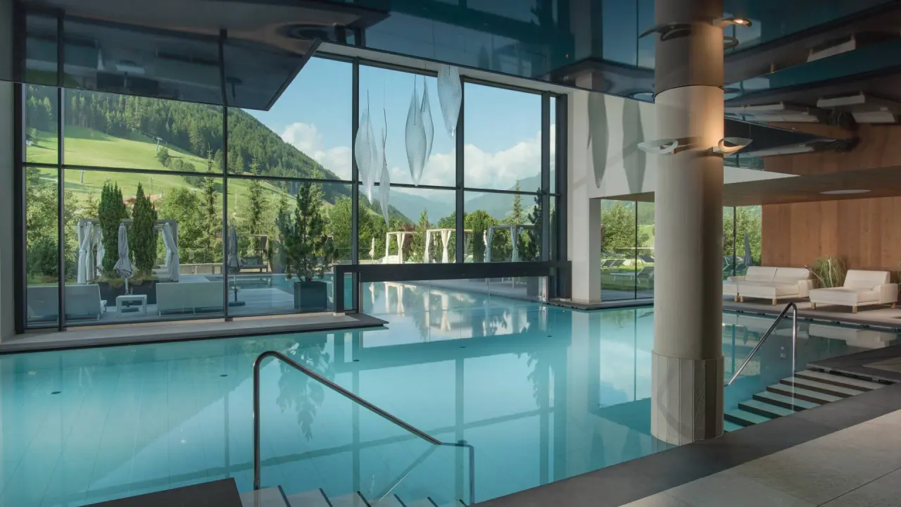 AMONTI & LUNARIS Wellnessresort in Steinhaus – Indoorpool mit Panoramafenstern und Bergblick | Wellnesshotel Südtirol