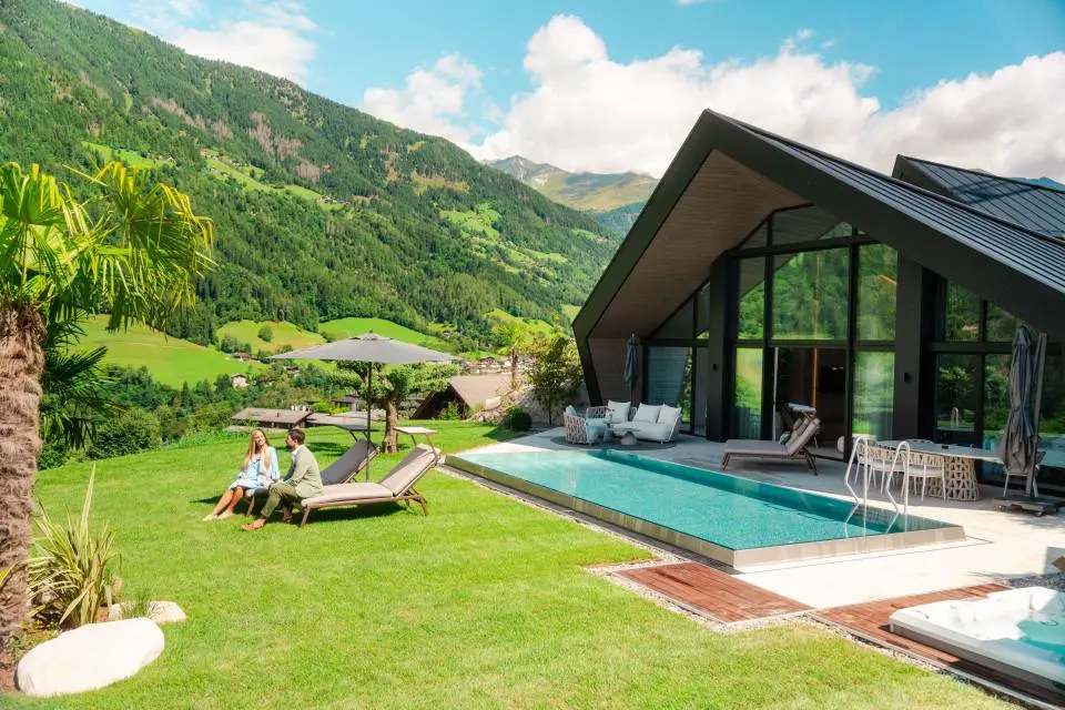 ANDREUS Golf & Spa Resort in Schenna – Moderne Hotelarchitektur mit privatem Pool und Garten | Wellnesshotel Südtirol