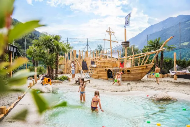 ANDREUS Golf & Spa Resort in Schenna – Kinder-Erlebnisbereich mit Piratenschiff und Planschbecken | Wellnesshotel Südtirol