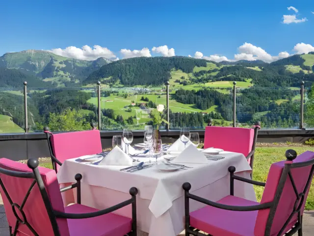 Sport- & Wellnesshotel Allgäu Sonne in Oberstaufen – Restaurant-Terrasse mit Alpenpanorama | Wellnesshotel Allgäu