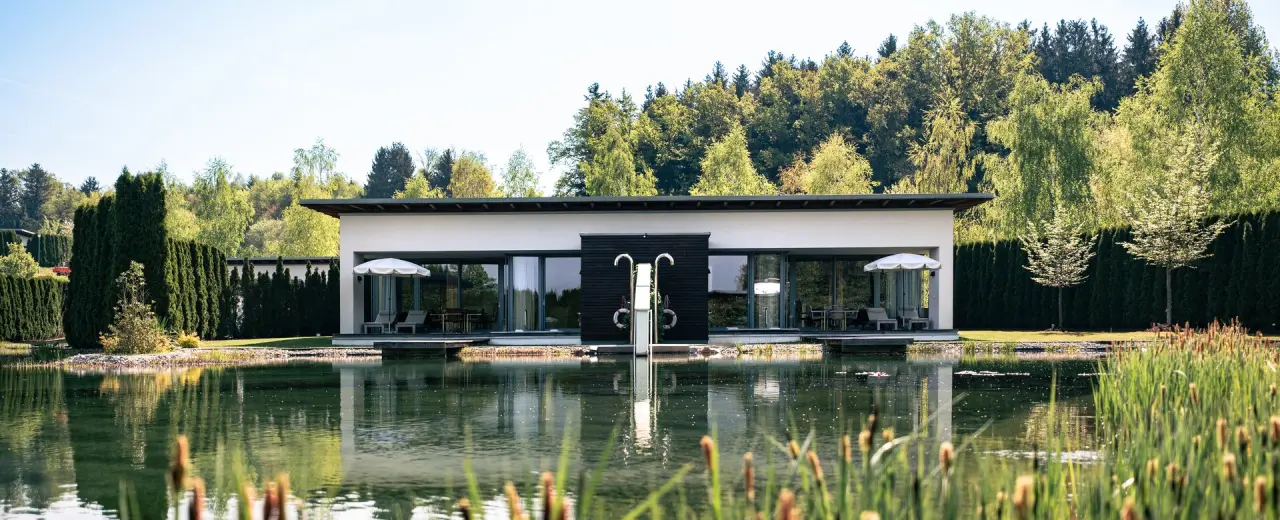 4*S Hotel Spa Resort Geinberg in Geinberg – Moderne See-Villa mit Terrasse am Wasser | Wellnesshotel Innviertel
