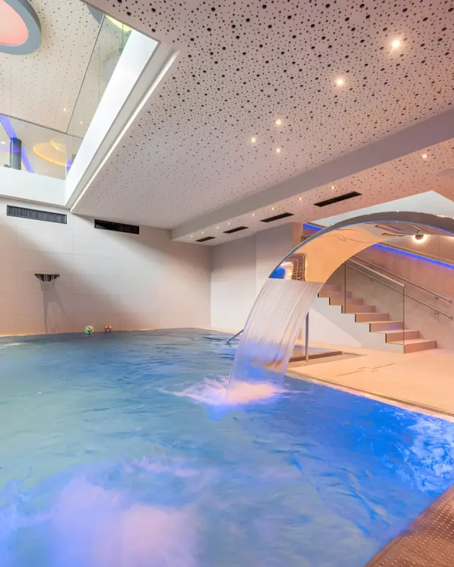 TRATTERHOF Mountain Sky Hotel in Terenten – Moderner Indoor-Pool mit Wasserfall | Wellnesshotel Südtirol