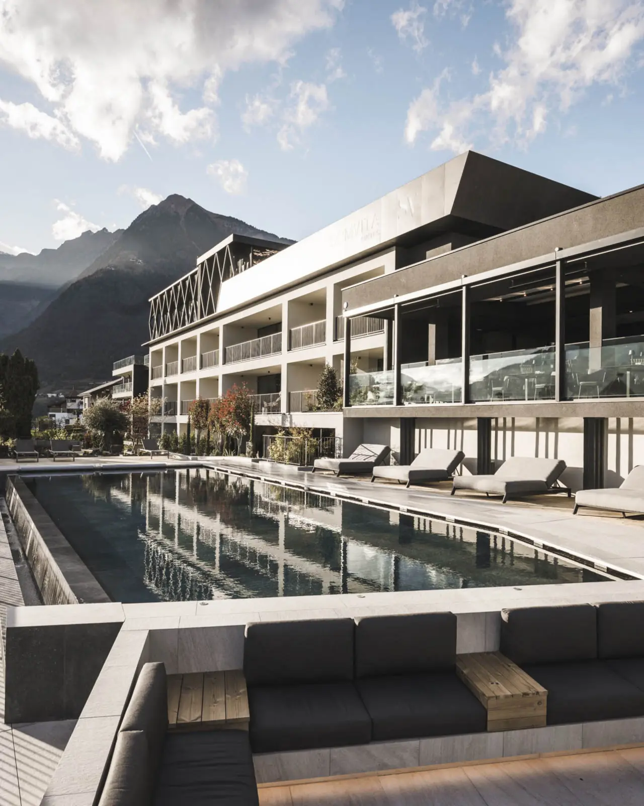 SomVita Suites in Dorf Tirol – Infinity-Pool mit Bergblick und moderner Hotelarchitektur | Wellnesshotel Südtirol