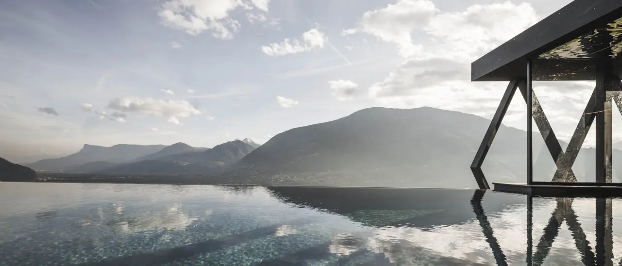 SomVita Suites in Dorf Tirol – Infinity-Pool mit moderner Architektur und Alpenpanorama | Wellnesshotel Südtirol