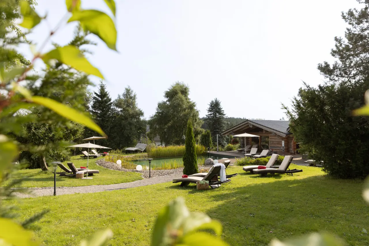 Hotel Konradshof in Seewald-Besenfeld – Großzügiger Hotelgarten mit Naturbadeteich und Liegewiesen | Wellnesshotel Schwarzwald