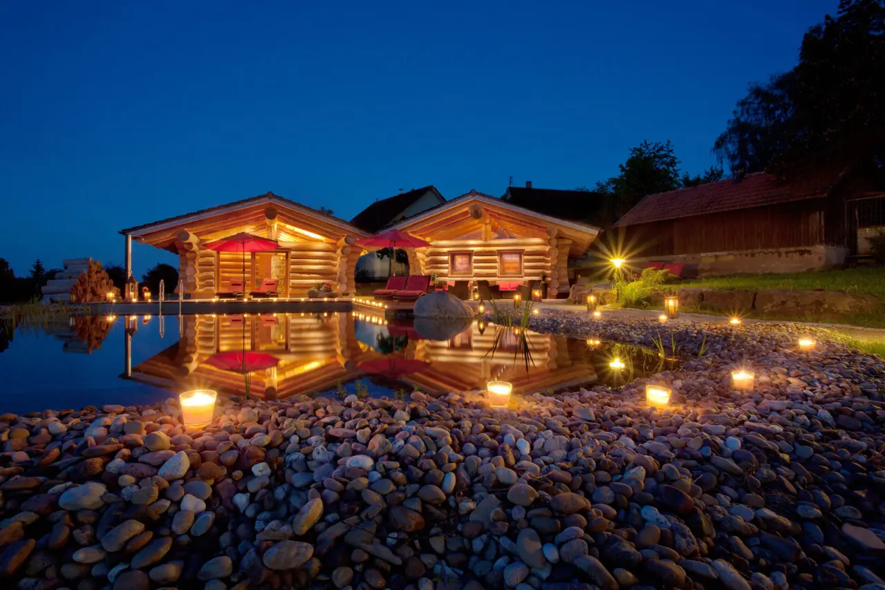 Hotel Konradshof in Seewald-Besenfeld – Romantische Saunahütten am Naturteich bei Nacht | Wellnesshotel Schwarzwald