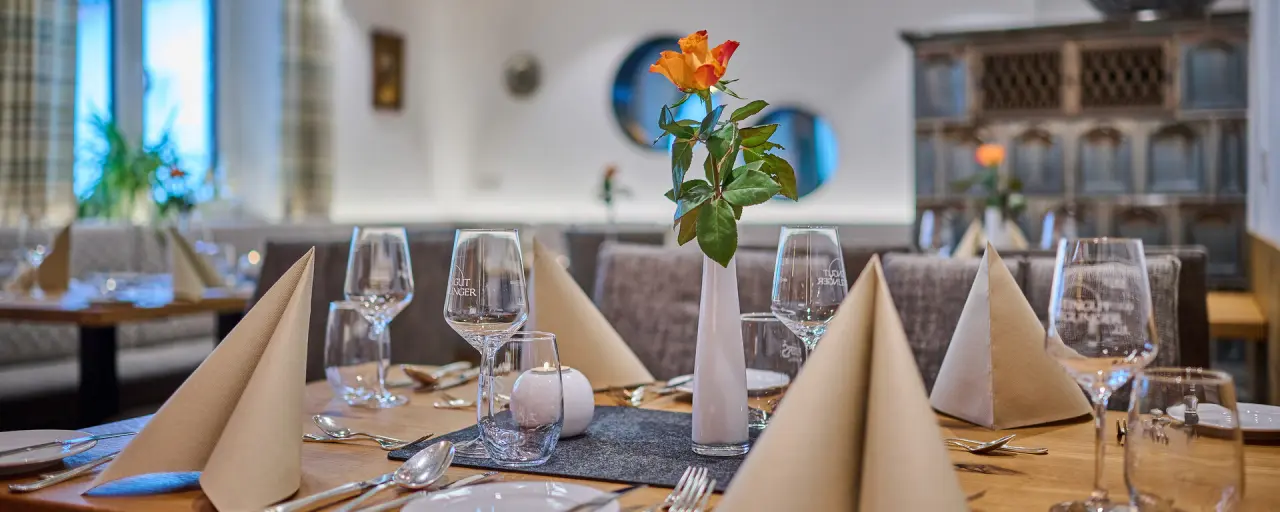 Landhotel Geyer in Kipfenberg – Elegant gedeckter Tisch im Restaurant | Wellnesshotel Altmühltal