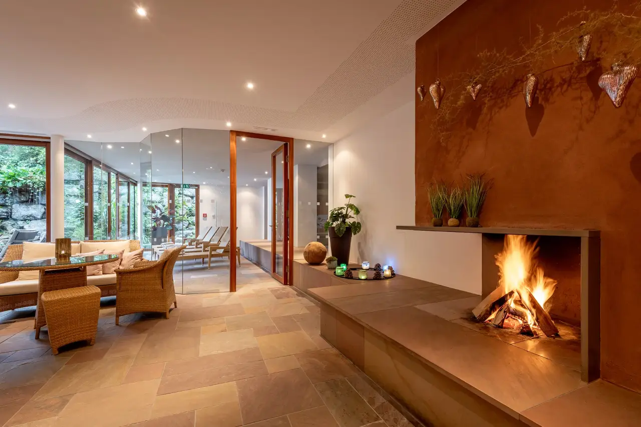 Relax- & Vitalhotel Adler in St. Anton – Großzügiger Spa-Ruheraum mit Kamin und Ausblick | Wellnesshotel Tirol