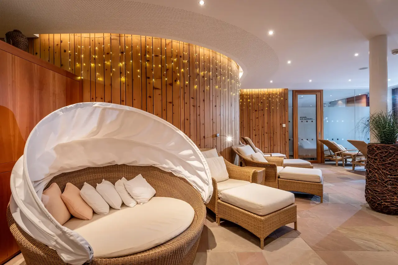 Relax- & Vitalhotel Adler in St. Anton – Entspannungsbereich im Spa mit gemütlichen Liegen | Wellnesshotel Tirol