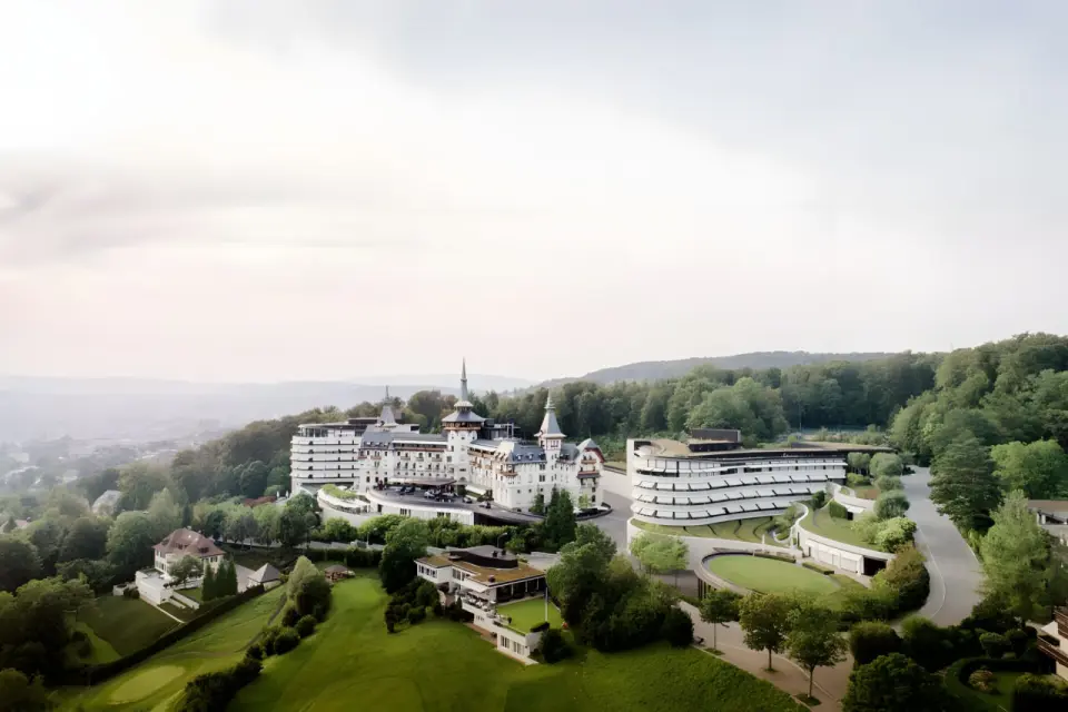 The Dolder Grand in Zürich – Luftaufnahme des Hotels inmitten grüner Landschaft | Wellnesshotel Zürich