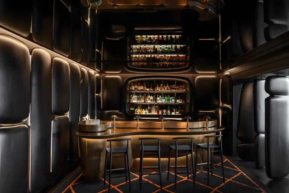 The Dolder Grand in Zürich – Elegante Hotelbar mit stilvoller Beleuchtung und Sitzgelegenheiten | Wellnesshotel Zürich