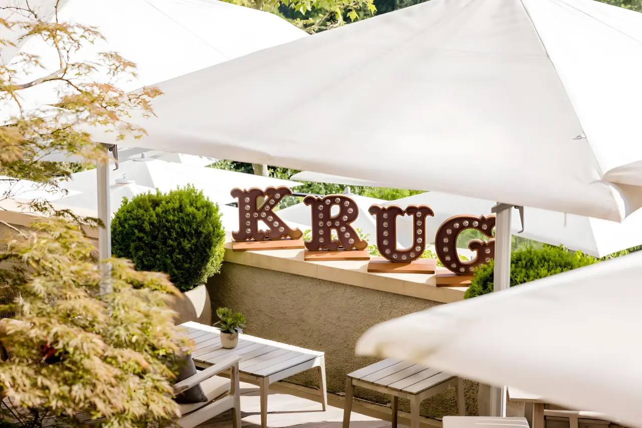 The Dolder Grand in Zürich – Sonnenterrasse mit Lounge-Möbeln und Krug-Dekoration | Wellnesshotel Zürich